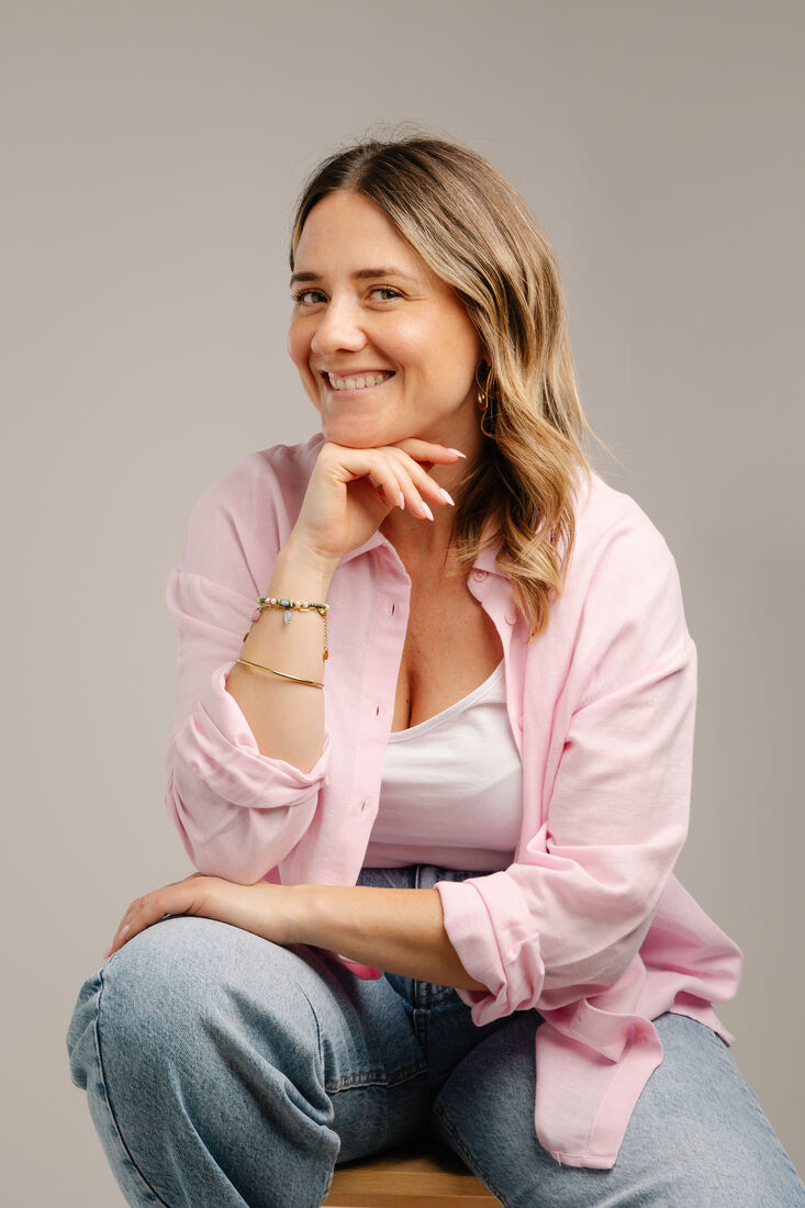 Océane en chemise rose, souriante