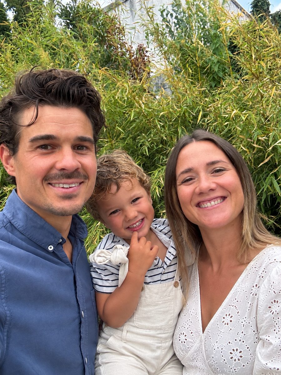 Océane avec son conjoint et leur fils Malo, en extérieur